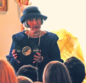 Joan-Gowan-at-the-Victrola
